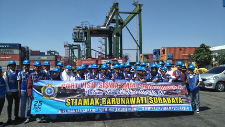 Siswa SMA/SMK Surabaya Kagumi Kemajuan Teknologi Kepelabuhanan