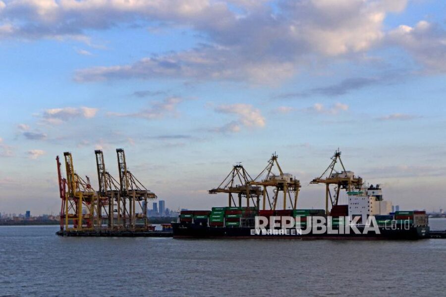 aktivitas-bongkar-muat-peti-kemas-di-pelabuhan-tanjung-perak-_190715140430-669